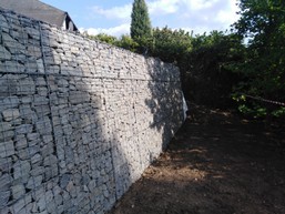 Gabionové zdi jsou osvědčeným funkčním stavebním prvkem. Tradičně se používají ke zpevňování svahů a terénu, k vyztužování komunikací, křídel mostů nebo břehů vodních toků.