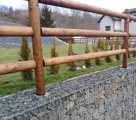 Gabionové ploty jsou dnes trendem při výstavbě oplocení. Staví se z gabionových košů vyplněných kamenivem. Koše mohou být i bez výplně a následně osázeny rostlinami (gabionové treláže). Využít lze také gabionové plotové systémy.